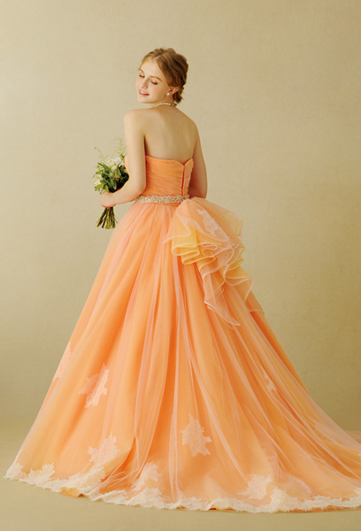 甘酸っぱそう 人気カラー ウェディングドレスは ジューシーオレンジ それともフレッシュオレンジがいい Dressy ドレシー ウェディング ドレスの魔法に Byプラコレ Part 2
