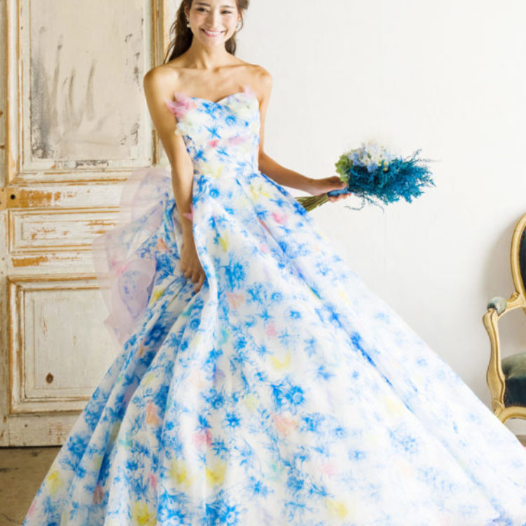 国内ブランド 夏こそ着たい 人気デザイナーのウェディングドレスをpickup お好みの青と白を選びましょ ﾟ Dressy ドレシー ウェディングドレスの魔法に Byプラコレ