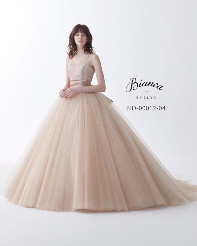 ベージュで楽しむ大人可愛い花嫁スタイル Dressy ドレシー ウェディングドレスの魔法に Byプラコレ