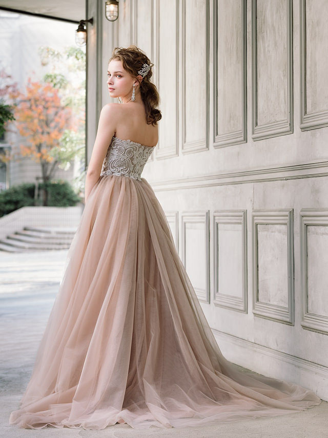 ベージュで楽しむ大人可愛い花嫁スタイル Dressy ドレシー ウェディングドレスの魔法に Byプラコレ