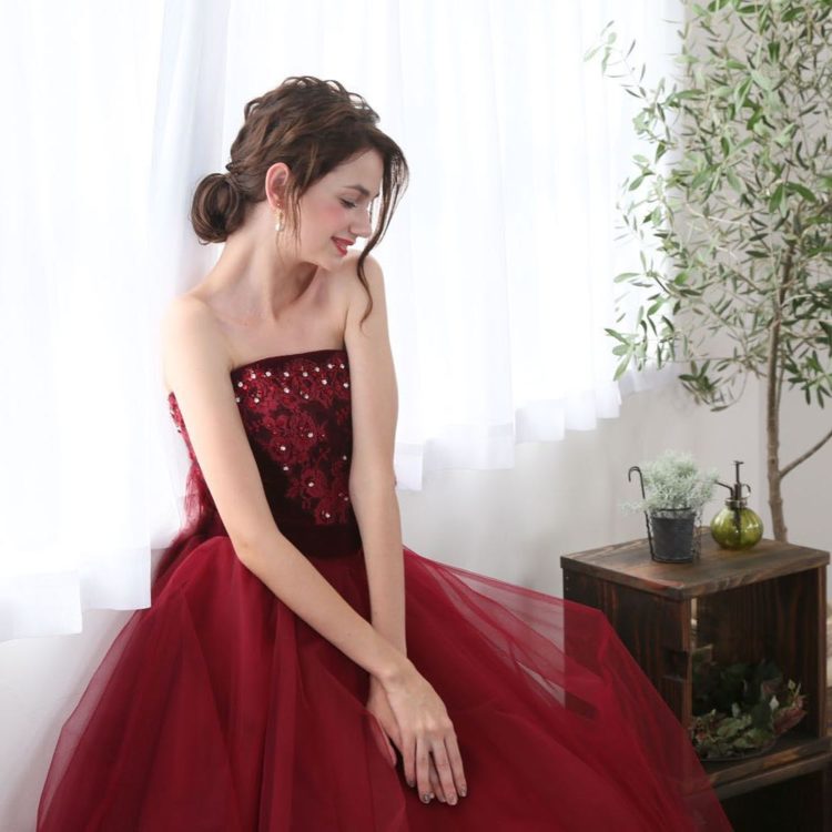 クラシカルな赤色ウェディングドレス Dressy ドレシー ウェディングドレスの魔法に Byプラコレ