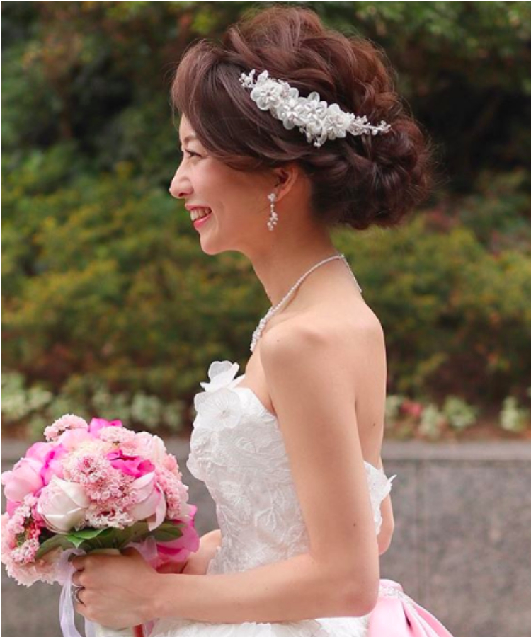 19年最新版 お洒落花嫁さまが注目するウェディングヘア ゆるふわのシニオンヘアをご紹介 Dressy ドレシー ウェディングドレスの魔法に Byプラコレ