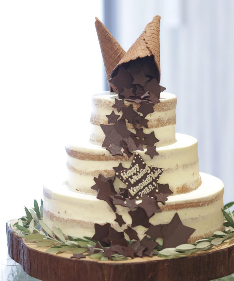 ウェディングケーキも自分らしくこだわりたい花嫁さまへ スターモチーフ のトレンドケーキをたっぷりご紹介 Dressy ドレシー Byプラコレウェディング