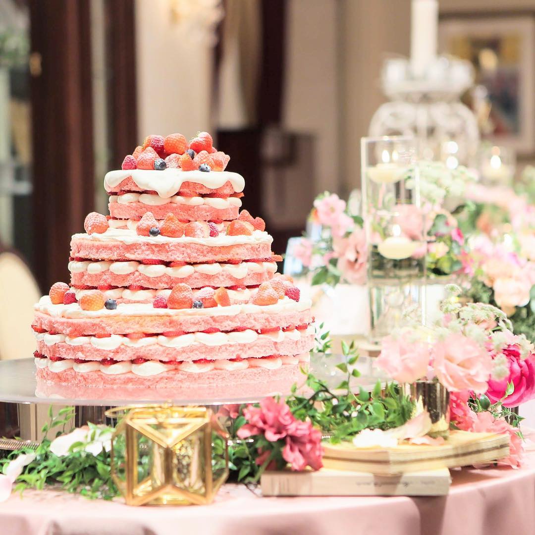 おしゃれ可愛い 今流行りのネイキッドケーキ ピンク色で可愛いケーキまとめ Dressy ドレシー ウェディングドレスの魔法に Byプラコレ