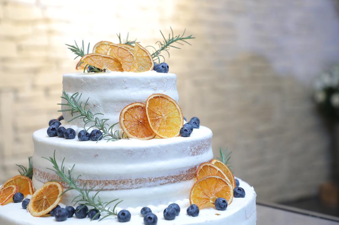 おしゃれな花嫁さまに大人気 Instagramで見つけた オレンジをメインにしたおしゃれウェデイングケーキ Dressy ドレシー ウェディングドレス ファッション エンタメニュース