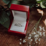 プロポーズリング・婚約指輪・結婚指輪の違いと、プロポーズリングの種類について解説♡