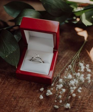 プロポーズリング 婚約指輪 結婚指輪の違いと プロポーズリングの種類について解説 Dressy ドレシー Byプラコレウェディング