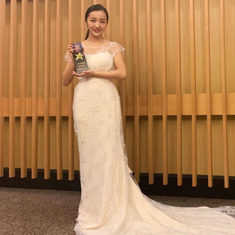 元神7 板野友美さんの美しすぎるウェディングドレス姿をご紹介 Dressy ドレシー ウェディングドレスの魔法に Byプラコレ