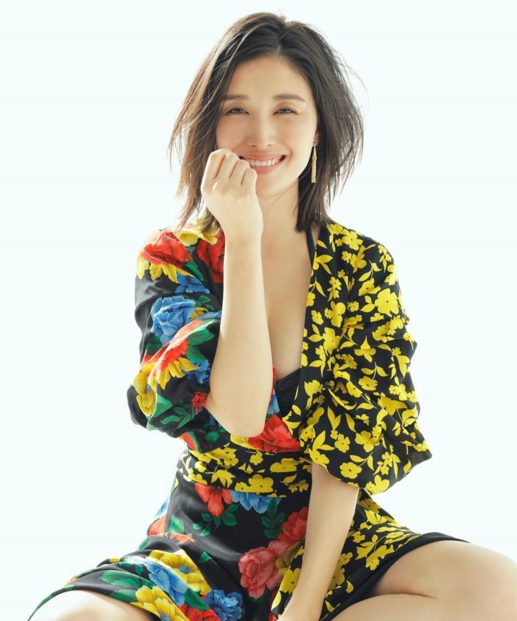 国民の愛人 橋本マナミ さんが電撃入籍を発表 ウェディングドレス姿もお披露目 Dressy ドレシー Byプラコレウェディング