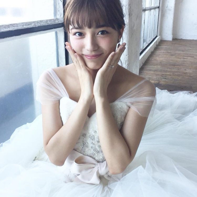 川口春奈 さんのウェディングドレス姿と美しさの秘密 Dressy ドレシー ウェディングドレスの魔法に Byプラコレ