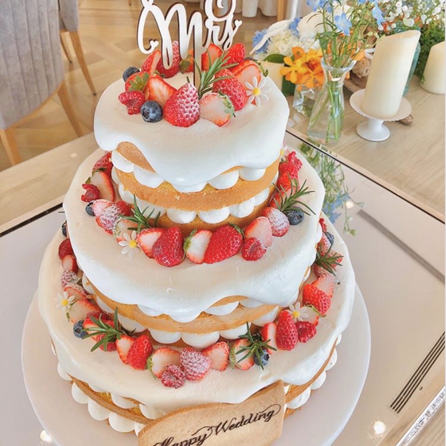 ウエディングケーキのデザインの参考にしたい 可愛らしさ満点 もこもこクリームのウエディングケーキまとめ Dressy ドレシー ウェディング ドレス ファッション エンタメニュース