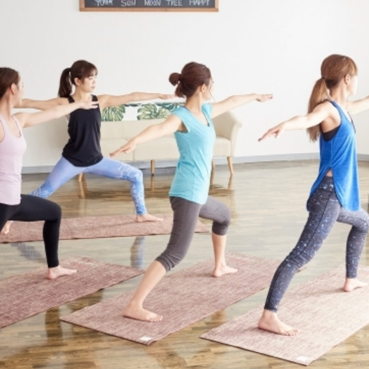 マタニティヨガによる効果を紹介 妊婦さんに嬉しいメリットや注意点 Dressy ドレシー ウェディングドレスの魔法に Byプラコレ