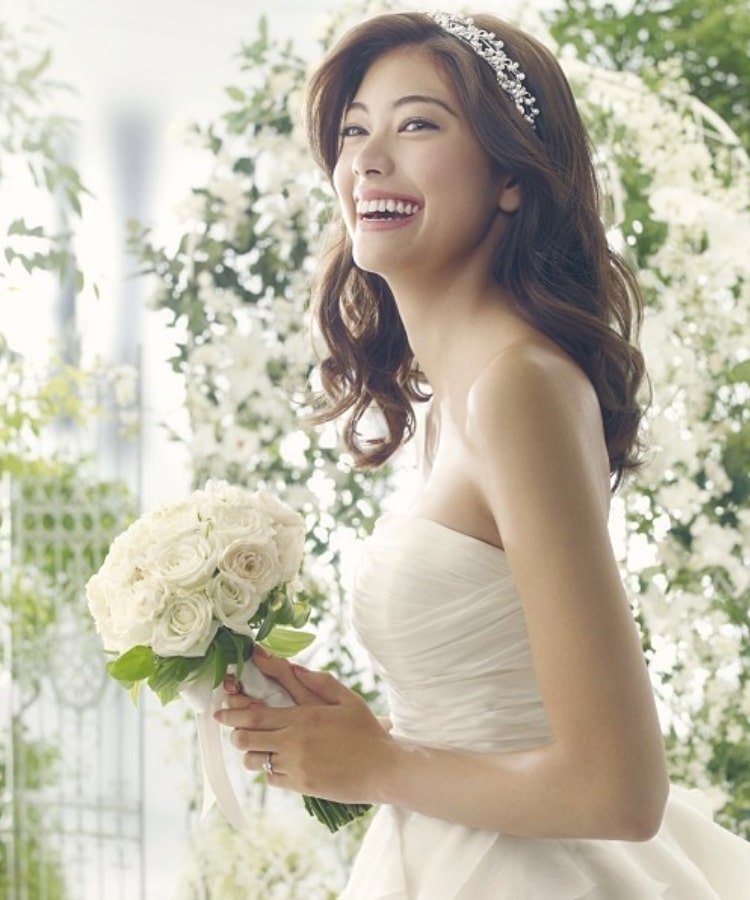 森星さん の美しすぎるウェディングドレス姿まとめ Dressy ドレシー ウェディングドレスの魔法に Byプラコレ