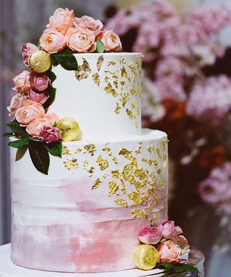 おしゃれ花嫁さまにおすすめゴールドウェディングケーキはいかが Dressy ドレシー ウェディングドレスの魔法に Byプラコレ