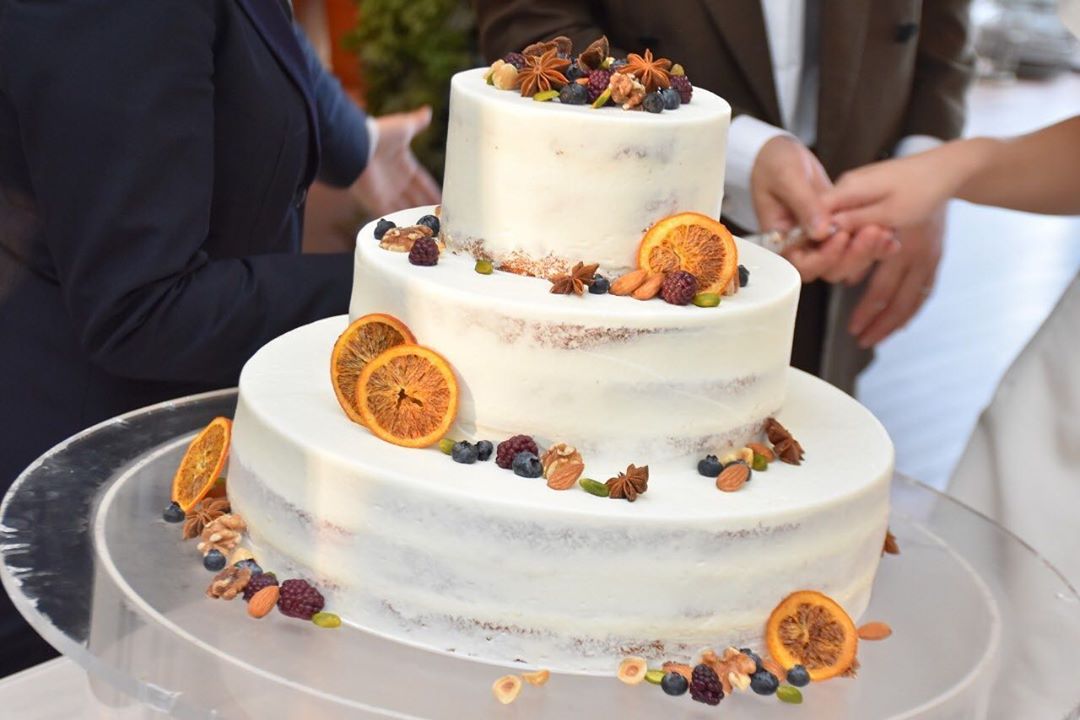 Instagramで発見 おしゃれ花嫁さま必見 スライスオレンジのウェディングケーキ特集 Dressy ドレシー ウェディング ドレスの魔法に Byプラコレ