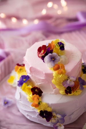 誕生日や記念日に欲しすぎる 写真映え抜群の人気ウエディングケーキ5種をプチサイズにしてテイクアウト販売スタート Dressy ドレシー ウェディングドレスの魔法に Byプラコレ