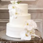 「幸福が飛んでくる」「純粋な愛」結婚式にふさわしい花言葉を持つ胡蝶蘭を使ったウェディングケーキ♡