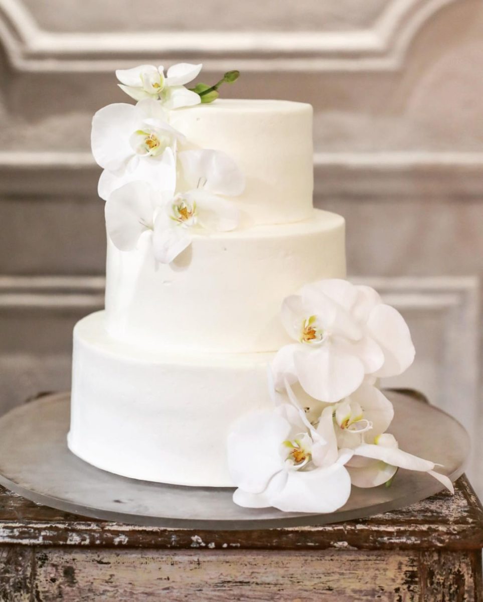 幸福が飛んでくる 純粋な愛 結婚式にふさわしい花言葉を持つ胡蝶蘭を使ったウェディングケーキ Dressy ドレシー ウェディング ドレスの魔法に Byプラコレ
