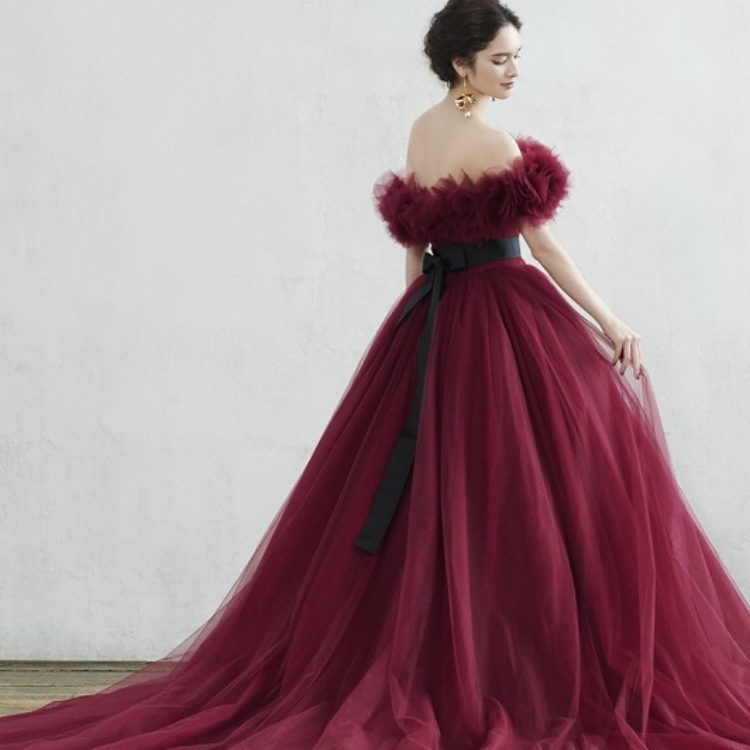 ハツコエンドウの赤ドレスまとめ】赤ドレスが似合う花嫁さまって？カラードレスの選び方とポイントを合わせてチェック✓ DRESSY  (ドレシー)｜ウェディングドレス・ファッション・エンタメニュース