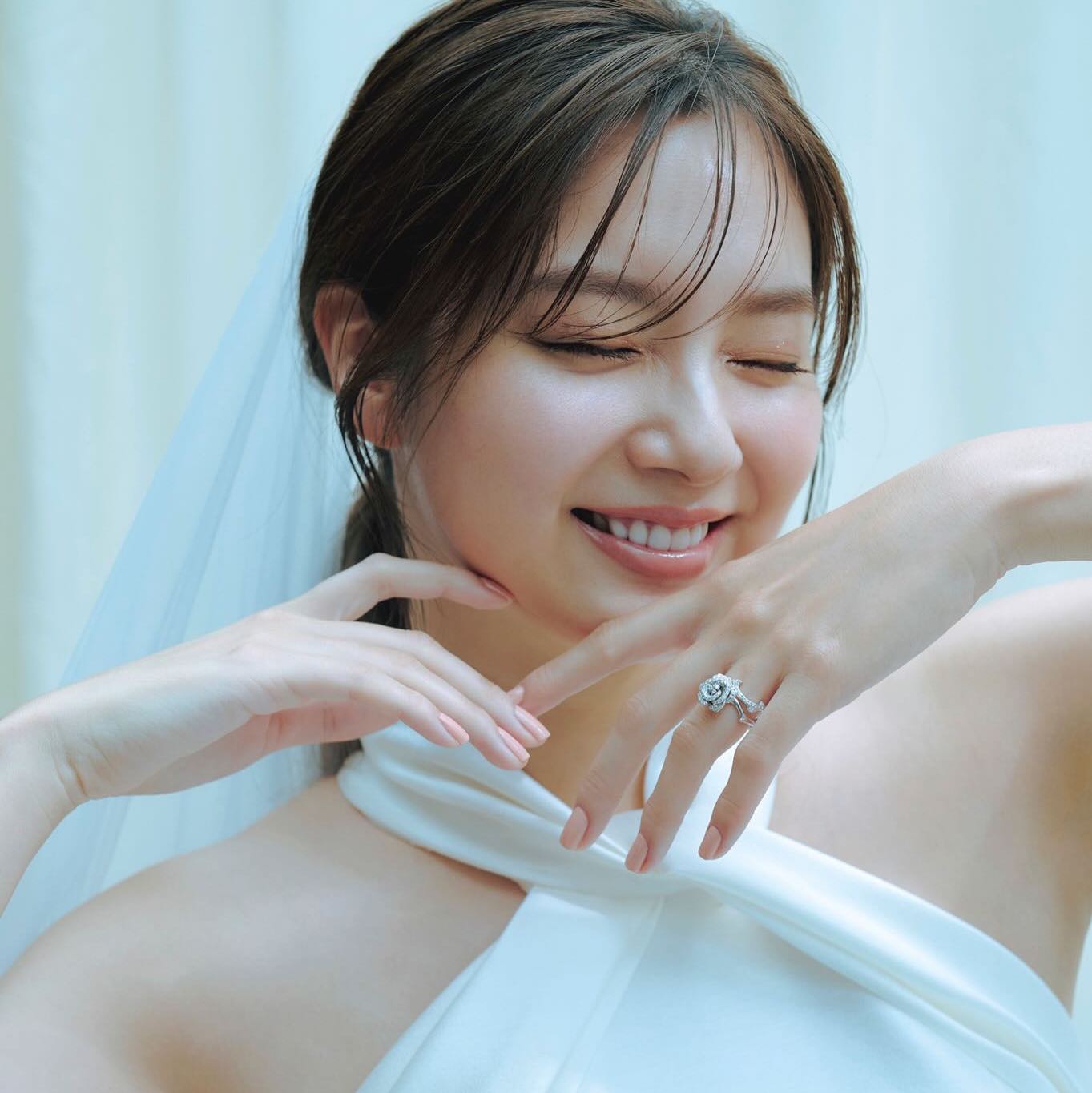 新川優愛さんドレス姿