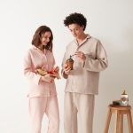 眠りの環境をサポートする「KAIMIN NAVI」の寝返りしやすいパジャマから人にも環境にもやさしいオーガニックコットンをストロベリーやコーヒーで色付けしたあったかパジャマ発売