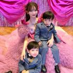 ブランドプロデューサーでインフルエンサーの黒崎みささんが推しの子コラボドレス姿を披露！着用ドレス詳細や結婚＆出産を報告もチェック◎