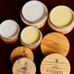 ストリートコスメブランド「EVEREST」が、9月18日 「世界竹の日」に先駆けて、アップサイクルコーヒーコスメの第二弾として、天然竹のケースに入った全身に使える「エベレストバーム」を発売開始！