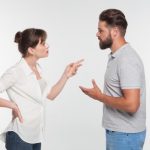 【花嫁159名に大調査！】新婚生活でイラッとすることある？リアルなイラッとエピソードから夫婦喧嘩の原因８選をピックアップ◎