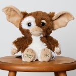 名作映画「GREMLINS (グレムリン)」とぬいぐるみブランド「NICI」によるコラボレーションアイテムからFREAK’S STORE限定のギズモが登場！