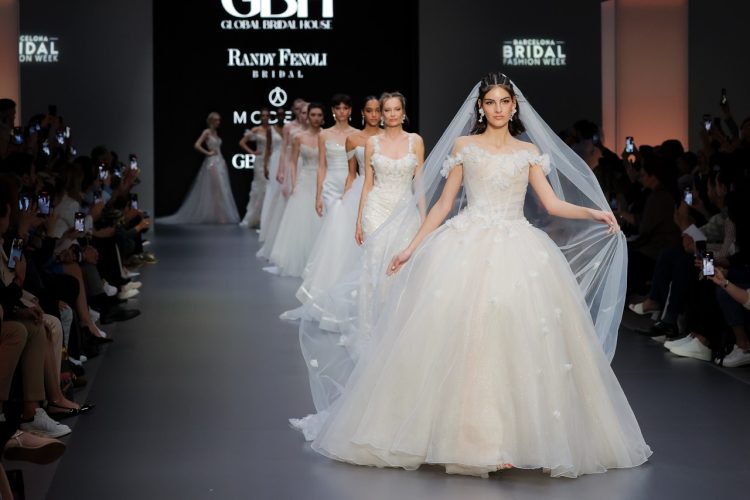 BARCELONA BRIDAL FASHION WEEK2024】GLOBAL BRIDAL HOUSEドレスショー｜MODECA, GBS  HERVE PARIS, LIBELLE BRIDAL, RANDY FENOLI BRIDAL新コレクション - DRESSY【公式】 ウェディングドレス・ファッション・エンタメニュース - Page 4