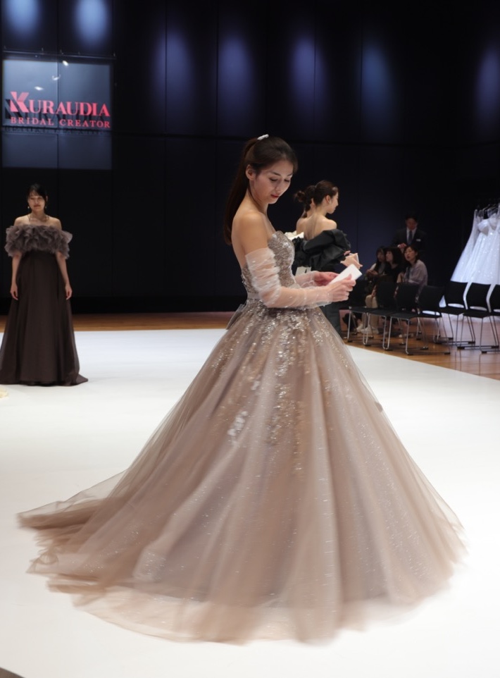 アイボリー フリル付きウェディングドレス KURAUDIA ベリー