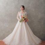 俳優の田辺桃子さんがウェディングドレス姿を披露♡ご活躍や美しい白無垢姿もご紹介！