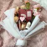 【2025年最新版】話題の「コスメブーケ」って？気になるブーケの中身から作り方、#DRESSY花嫁で見つけた実例10選をご紹介！