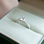 【婚約指輪の相場】はどのくらい？年代や価格帯別の選び方＆婚約指輪選びを失敗しないためのコツをご紹介します♡