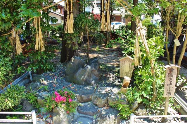 滋賀の伊豆神社の幸福を呼ぶ石