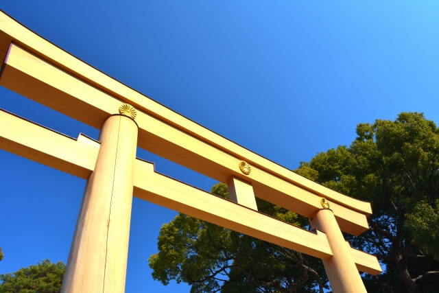青空と神社の鳥居