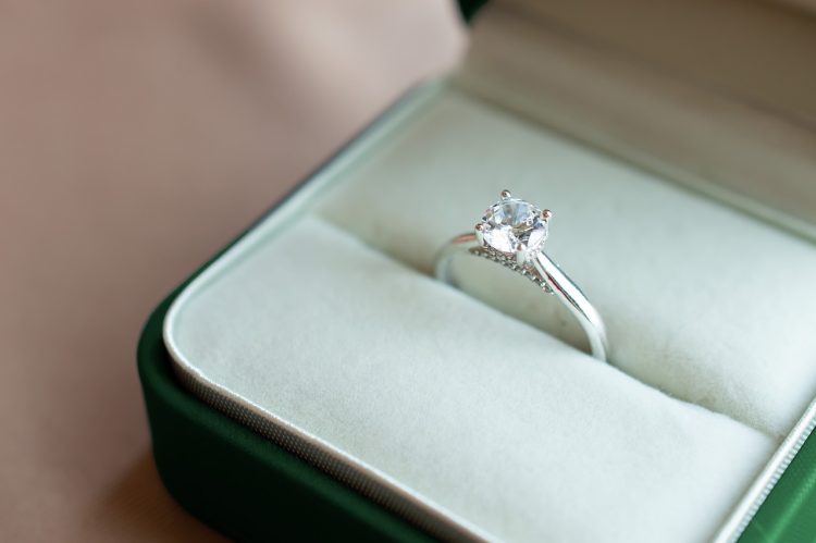 婚約指輪