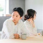 もしかして家庭内別居？夫婦の距離が離れる原因・理由と再構築のポイントを解説！