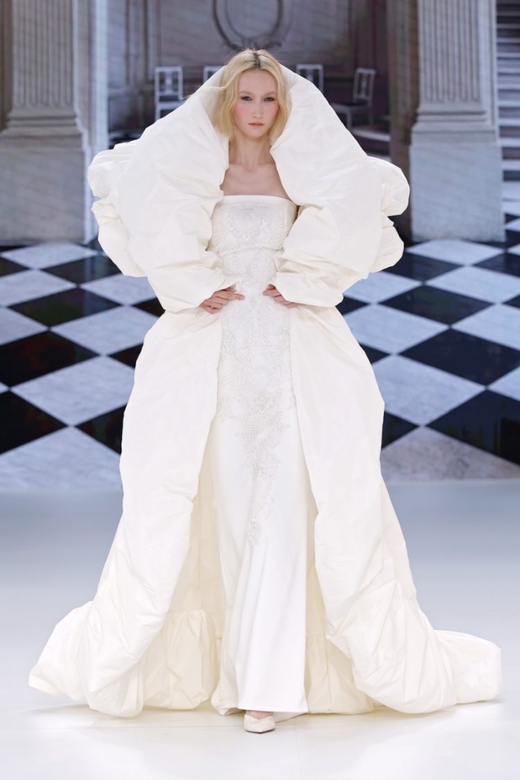 【BBFW2025】Yolancris(ヨーランクリス)ドレスショー ブライダルコレクション「Paradoxe」