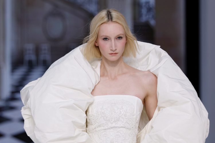【BBFW2025】Yolancris(ヨーランクリス)ドレスショー ブライダルコレクション「Paradoxe」