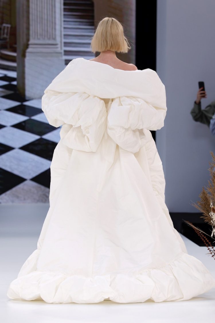【BBFW2025】Yolancris(ヨーランクリス)ドレスショー ブライダルコレクション「Paradoxe」
