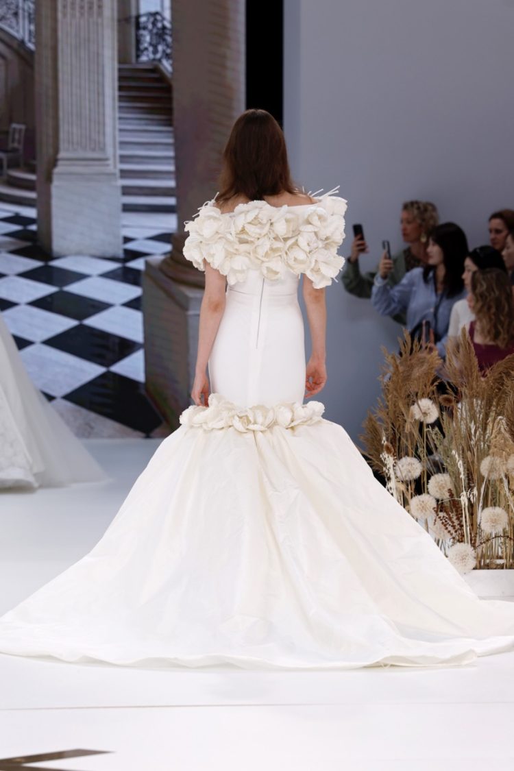 【BBFW2025】Yolancris(ヨーランクリス)ドレスショー ブライダルコレクション「Paradoxe」