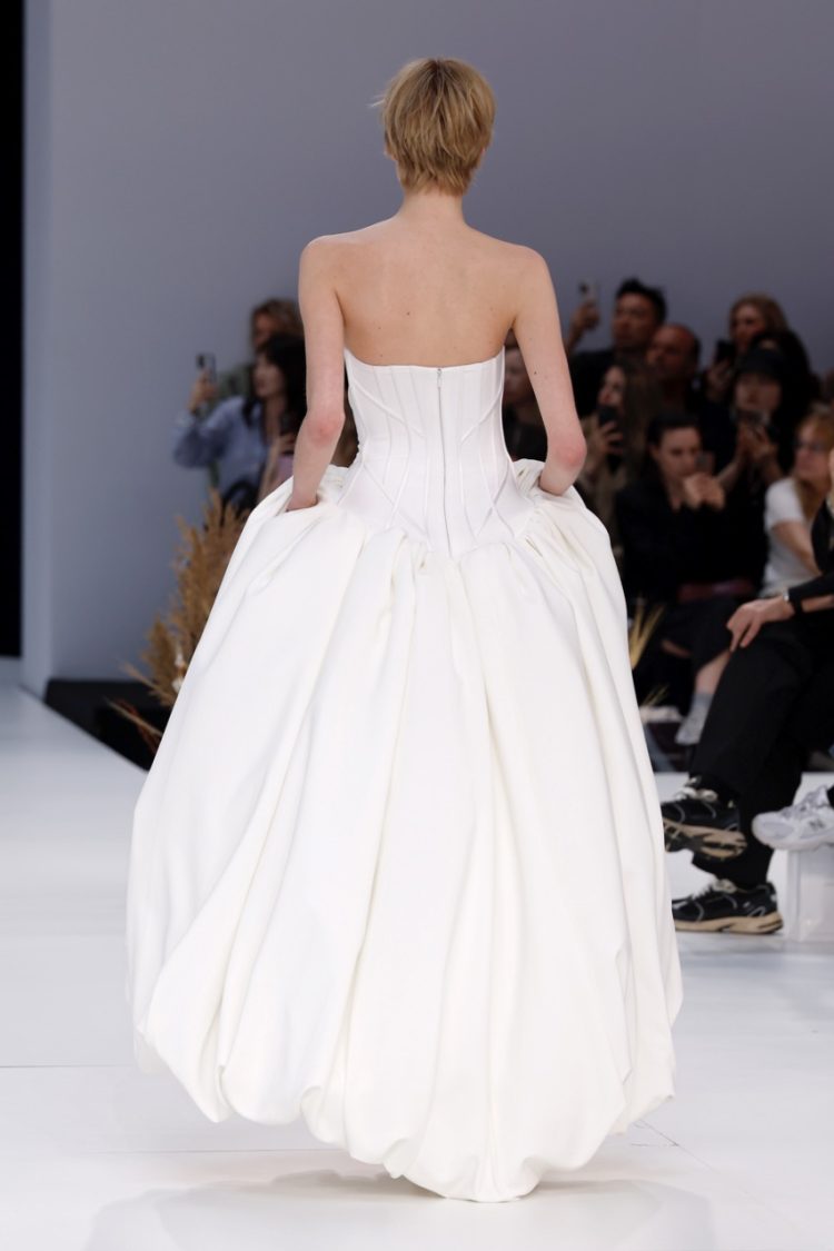 【BBFW2025】Yolancris(ヨーランクリス)ドレスショー ブライダルコレクション「Paradoxe」