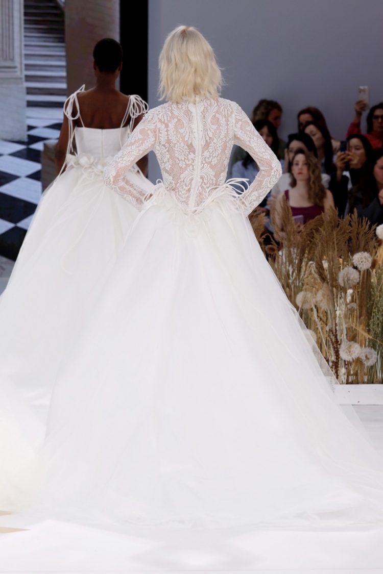 【BBFW2025】Yolancris(ヨーランクリス)ドレスショー ブライダルコレクション「Paradoxe」