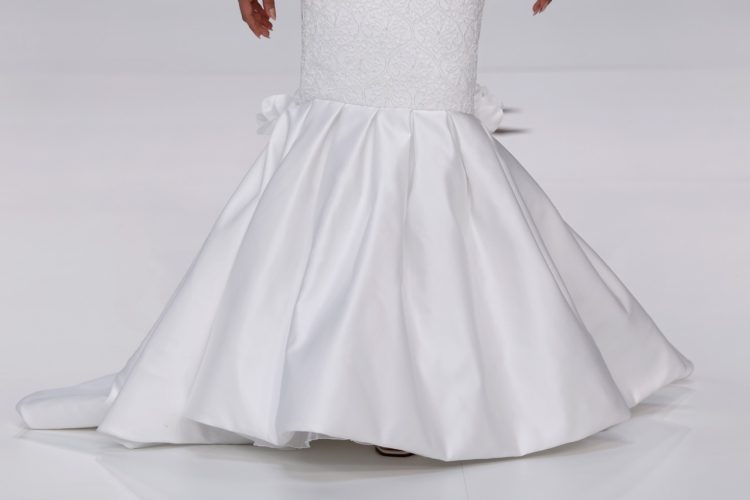 【BBFW2025】Yolancris(ヨーランクリス)ドレスショー ブライダルコレクション「Paradoxe」
