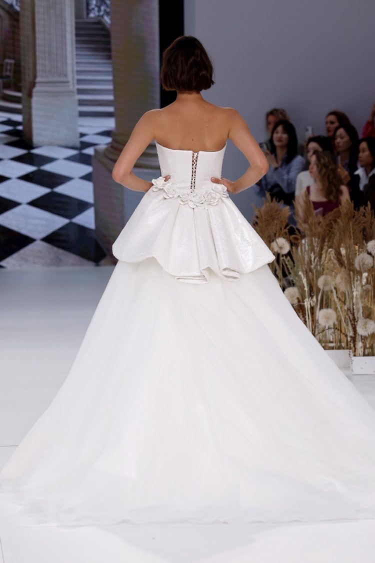 【BBFW2025】Yolancris(ヨーランクリス)ドレスショー ブライダルコレクション「Paradoxe」