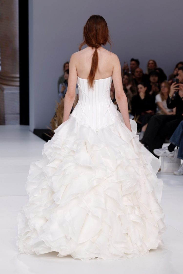 【BBFW2025】Yolancris（ヨーランクリス）ドレスショー ブライダルコレクション「Paradoxe」