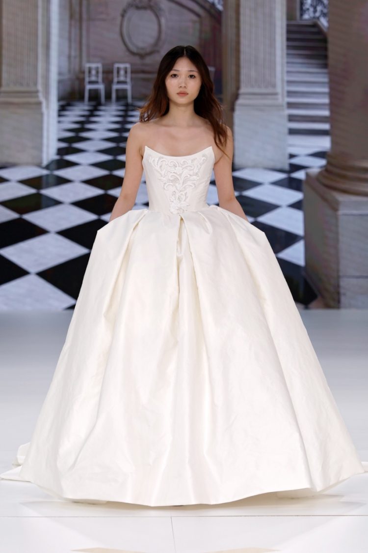 【BBFW2025】Yolancris（ヨーランクリス）ドレスショー ブライダルコレクション「Paradoxe」