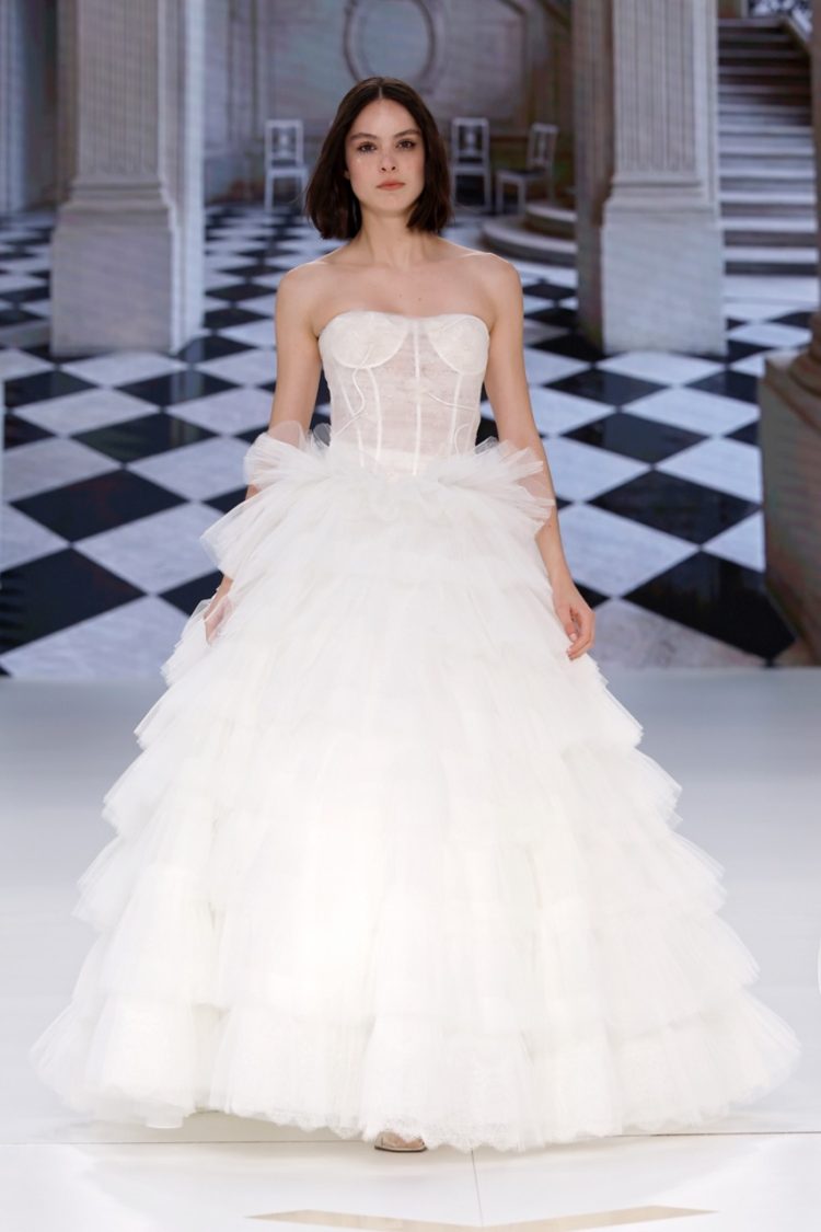 【BBFW2025】Yolancris（ヨーランクリス）ドレスショー ブライダルコレクション「Paradoxe」