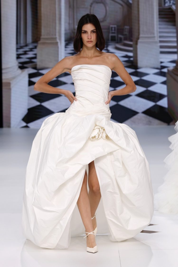 【BBFW2025】Yolancris（ヨーランクリス）ドレスショー ブライダルコレクション「Paradoxe」